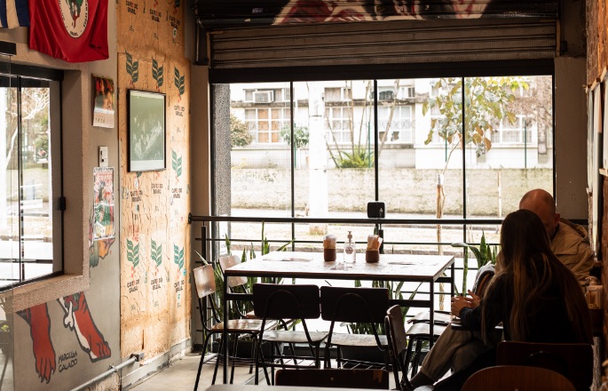 Mesas da cafeteria à janela, com vista da rua